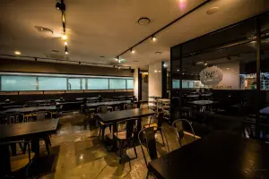 모던 인더스트리얼 감성의 한식당 인테리어